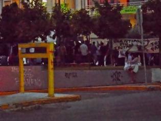 Φωτογραφία για Eπεισόδια μετά την πορεία στο κέντρο του Αγρινίου - Φθορές σε Τράπεζες, συγκρούσεις και προσαγωγές