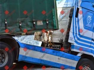 Φωτογραφία για ΦΩΤΟ: Ατύχημα στο λιμάνι της Καβάλας- Φορτηγό βρέθηκε κρεμασμένο στην προβλήτα