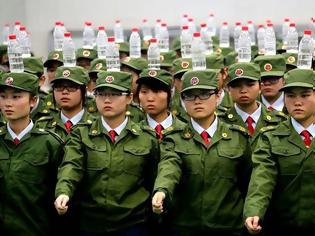 Φωτογραφία για ΦΩΤΟ-Οι Κινέζοι παρελαύνουν με μπουκάλι στο κεφάλι