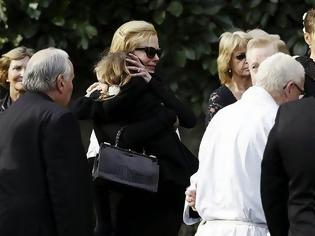 Φωτογραφία για Συντετριμμένη η Kidman στην κηδεία του πατέρα της