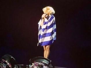 Φωτογραφία για Η Lady Gaga ξεσήκωσε το ΟΑΚΑ με ελληνική σημαία και αλλαγές ρούχων πάνω στη σκηνή