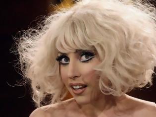 Φωτογραφία για Η τρέλα κληρονομείται: Η μάνα της Lady Gaga με δερμάτινο κολάν και γυαλιά ηλίου το βράδυ! [photos]
