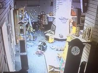 Φωτογραφία για ΣΟΚΑΡΙΣΤΙΚΟ: Δείτε τη στιγμή που τζάμι σπάει από μόνο του σε στοιχειωμένο κτίριο! [video]