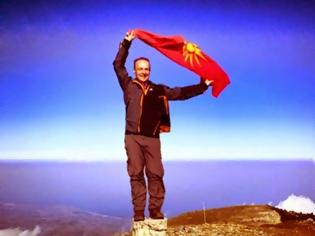 Φωτογραφία για Νέα πρόκληση από τα Σκόπια: Ο αντιπρόεδρος της Βουλής ποζάρει στην κορυφή του Ολύμπου με τον Ήλιο της Βεργίνας