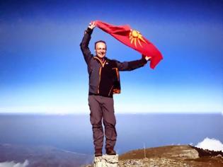 Φωτογραφία για «Είδηση» Σκοπίων: Ο αντιπρόεδρος της κυβέρνησης ύψωσε τη σημαία με τον ήλιο της Βεργίνας στον Όλυμπο...