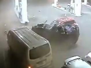 Φωτογραφία για ΒΙΝΤΕΟ ΣΟΚ από ατύχημα σε βενζινάδικο...[video]