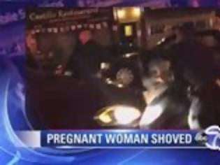 Φωτογραφία για ΑΠΙΣΤΕΥΤΟ: Αστυνομικός ρίχνει στο έδαφος έγκυο γυναίκα... [video]