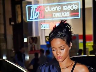 Φωτογραφία για Δείτε τη Rihanna με παλτό 3 χιλιάδων δολαρίων και αθλητικά