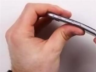 Φωτογραφία για Χρήστες του iPhone 6 καταγγέλλουν ότι λυγίζει μέσα στις τσέπες τους