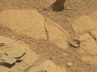 Φωτογραφία για Curiosity: Βρήκε μια... μπάλα στην επιφάνεια του Άρη