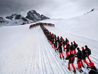 Φωτογραφία για Εντυπωσιακοί σχηματισμοί ορειβατών στις Άλπεις!