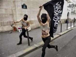 Φωτογραφία για Οι FEMEN γυμνόστηθες με σημαία του Ισλαμικού Κράτους