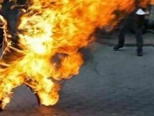 Φωτογραφία για Είδε τον επί 40 χρόνια σύζυγό της να καίγεται μπροστά της