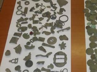 Φωτογραφία για Βρήκαν θησαυρό στην Ημαθία - Είχε στο σπίτι του πάνω από 1.000 αρχαία νομίσματα και κοσμήματα