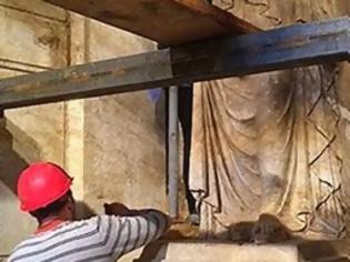 Φωτογραφία για Νέες φωτογραφίες από το εσωτερικό του ταφικού μνημείου στην Αμφίπολη που ΣΥΓΚΛΟΝΙΖΟΥΝ...[photos]