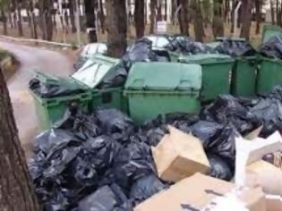 Φωτογραφία για Ένα μήνα τα σκουπίδια στους δρόμους της Τρίπολης