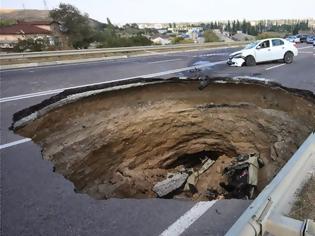 Φωτογραφία για Κριμαία: Τεράστια τρύπα στο οδόστρωμα «κατάπιε» αυτοκίνητο - Έξι νεκροί