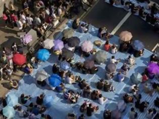 Φωτογραφία για Πυκνώνουν οι ομπρέλες στην «επανάσταση» του Χονγκ Κονγκ