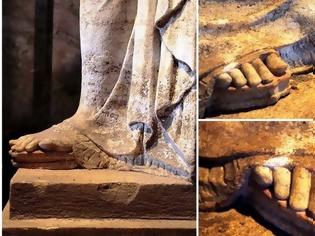 Φωτογραφία για Αμφίπολη: Τα πόδια των Καρυάτιδων αποκαλύπτουν και κλείνουν στόματα