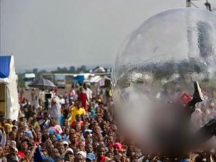 Φωτογραφία για Κατηγορούν πασίγνωστο τραγουδιστή ότι κλείστηκε σε φούσκα για να μην κολλήσει τον ιό Έμπολα! (ΦΩΤΟ)