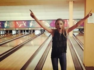 Φωτογραφία για Kylie Minogue: Παίζει bowling και κάνει... strike