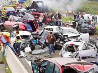 Φωτογραφία για Συγκλονίζουν οι μαρτυρίες: Η νταλίκα πετούσε τα αυτοκίνητα σαν χαρτοπόλεμο