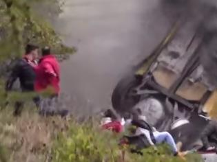 Φωτογραφία για ΤΡΟΜΑΚΤΙΚΟ ατύχημα σε αγώνα ράλι - Αυτοκίνητο τράκαρε και πέρασε ξυστά από τους θεατές [video]