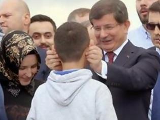 Φωτογραφία για Δείτε πως έδειξε την... αγάπη του στα παιδιά ο Τούρκος πρωθυπουργός - Έφαγε μεγάλο κράξιμο [photo]
