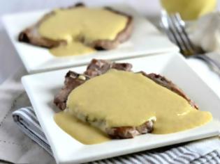 Φωτογραφία για Η συνταγή της ημέρας: Χοιρινές μπριζόλες με σάλτσα μουστάρδας και τυρί κρέμα
