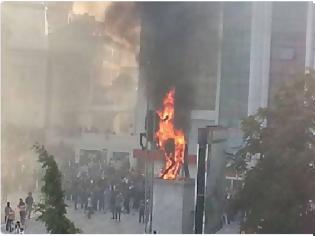 Φωτογραφία για Οι Κούρδοι έκαψαν το άγαλμα του γενοκτόνου Κεμάλ στην Κωνσταντινούπολη - Έτσι θα καούν όλοι οι γενοκτόνοι