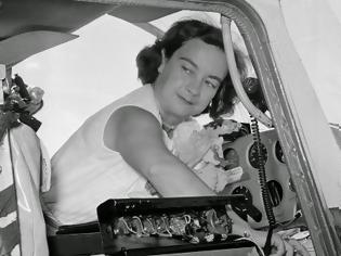 Φωτογραφία για Η ιστορία που θα σας αφήσει με το στόμα ανοιχτό: Η τελευταία πτήση της πρώτης γυναίκας που έκανε μόνη της το γύρο του κόσμου...[photos]