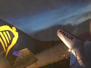 Φωτογραφία για Τρόμος στο έδαφος - Δύο αεροσκάφη της Ryanair συγκρούστηκαν μεταξύ τους στο αεροδρόμιο του Δουβλίνου