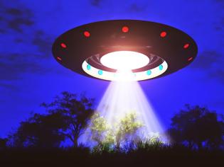 Φωτογραφία για Έφτασαν οι εξωγήινοι στη Γη; Ζευγάρι είδε UFO στον ουρανό του Λονδίνου και το τράβηξε με το κινητό [video + photo]