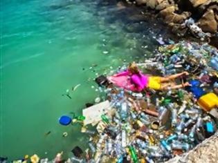 Φωτογραφία για Ποζάροντας στο νησί των σκουπιδιών