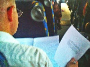 Φωτογραφία για Καθηγητής του Πανεπιστημίου Αθηνών “ξεπετάει” τα γραπτά μέσα σε λεωφορείο του ΚΤΕΛ [video]