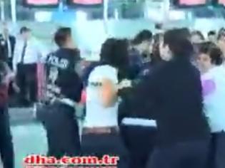 Φωτογραφία για Χάος: Κούρδισσες εισβάλουν στο αεροδρόμιο της Κωνσταντινούπολης (βίντεο)