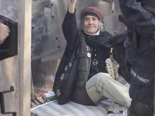 Φωτογραφία για Νυκτερινό QUIZ: Πόσοι Τούρκοι αστυνομικοί χρειάζονται για να «πιάσουν» μια Κούρδισσα γιαγιά;