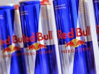 Φωτογραφία για Απίστευτο: Η Red Bull θα αποζημιώνει με 13 εκατ. δολάρια τους πελάτες της, επειδή το ποτό της δεν... βγάζει φτερά!