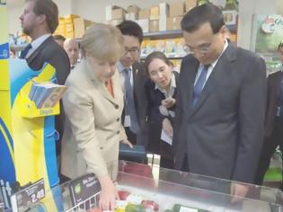 Φωτογραφία για Η Μέρκελ έσυρε τον Κινέζο Πρωθυπουργό στο σούπερ μάρκετ