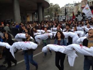 Φωτογραφία για Τουρκία: Η συγκλονιστική διαμαρτυρία με τα πτώματα
