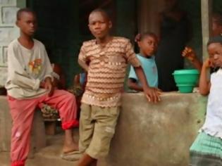 Φωτογραφία για «Είμαστε παγιδευμένοι, θα πεθάνουμε» -Ο ιός Εμπολα μέσα από τα μάτια ενός 13χρονου παιδιού