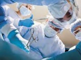 Φωτογραφία για Σοκαριστικό: Άκουγε τους γιατρούς την ώρα της εγχείρησης να ζητάνε υλικά