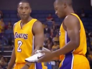 Φωτογραφία για ΧΑΜΟΣ: Παίκτης του NBA εκσφενδονίζει παπούτσι σε συναθλητή...[video]