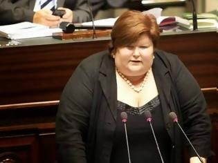 Φωτογραφία για Απίστευτος ρατσισμός στο Βέλγιο - Δεν την θέλουν για Υπουργό επειδή είναι υπέρβαρη