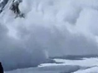 Φωτογραφία για Βίντεο από τη σφοδρή χιονοθύελλα στο Νεπάλ, που στέρησε τη ζωή σε 21 ανθρώπους