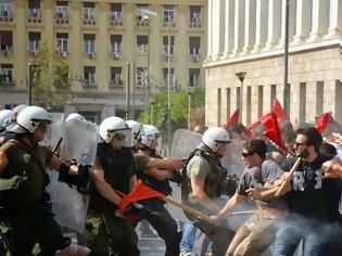 Φωτογραφία για ΠΟΡΕΙΑ ΤΩΡΑ: Ματ χτύπησαν φοιτητές στα Προπύλαια...[photos]