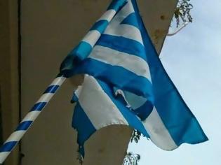 Φωτογραφία για Αγρίνιο: Έκαψαν τη σημαία στο 8ο Νηπιαγωγείο