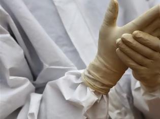 Φωτογραφία για Έμπολα: Μας δίνουν λάθος οδηγίες για το πώς να φοράμε τις στολές, λέει Αμερικανός γιατρός