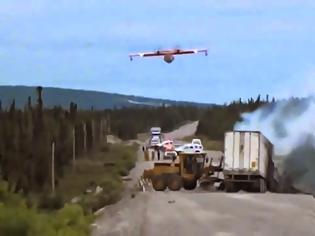 Φωτογραφία για Δείτε πως ένα πυροσβεστικό αεροπλάνο σβήνει φωτιά από τροχαίο [Video]