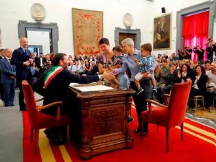 Φωτογραφία για Ο δήμαρχος της Ρώμης αναγνώρισε τους γάμους 16 ομοφυλόφιλων ζευγαριών
